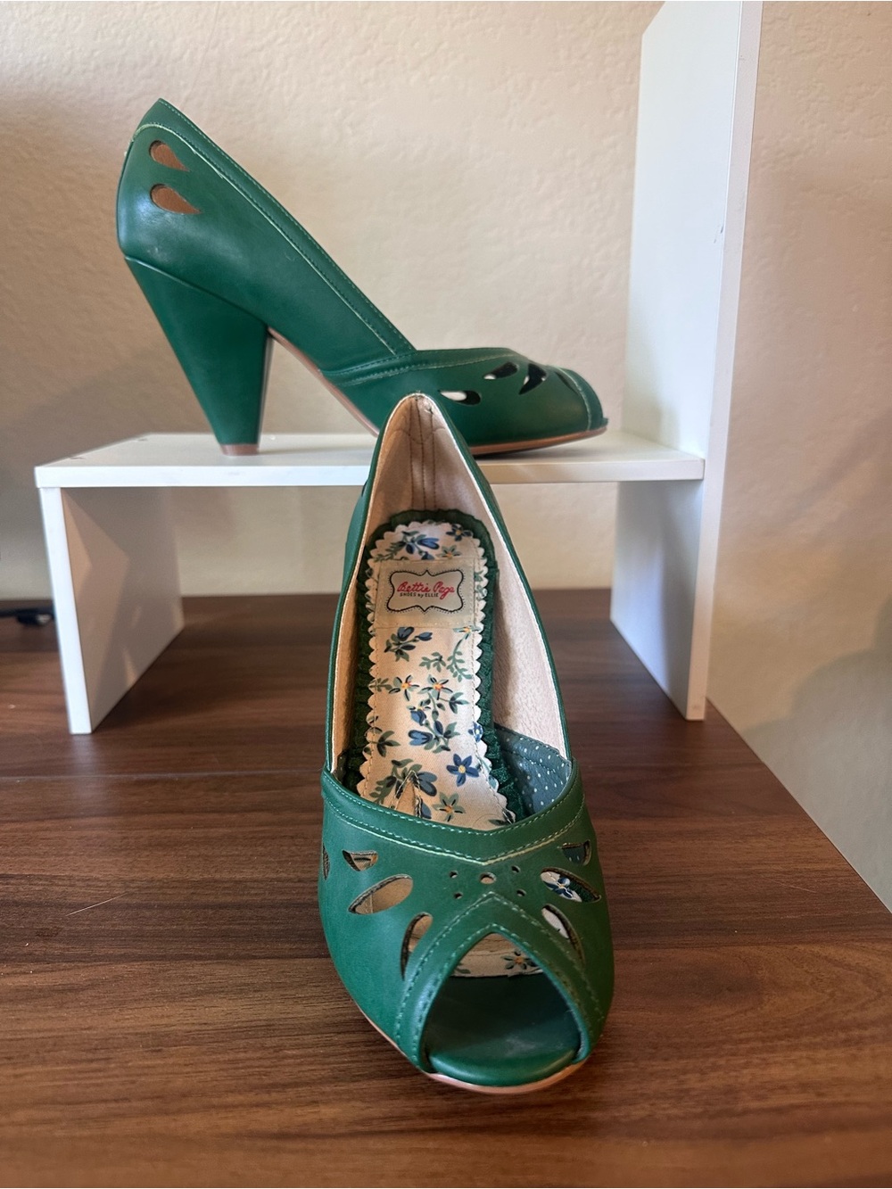 Bettie Page Green Cutout Peep-Toe Heels - Picture 1 of 3